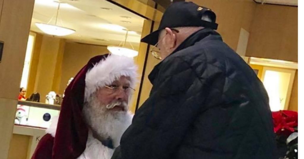 Santa Takes a Knee To Thank 93YearOld WWII Veteran For His Service