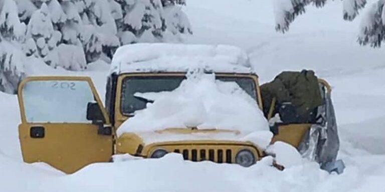 Jeep-Trapped-in-Snow