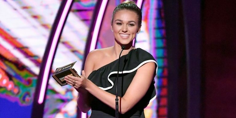 Sadie-Robertson-Encourages-Young-Christians-to-Celebrate-Religious-Freedom-by-Bringing-Their-Bibles-to-School