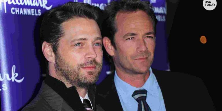 aa6c6259-2bd8-4c37-8d30-528a9bea5060-VPCLIFE_JASON_PRIESTLEY_REAX_LUKE_PERRY_DESK_THUMB