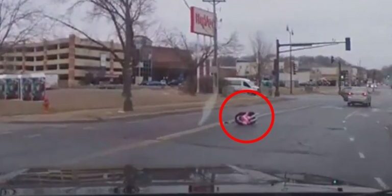 baby-falls-out-of-car