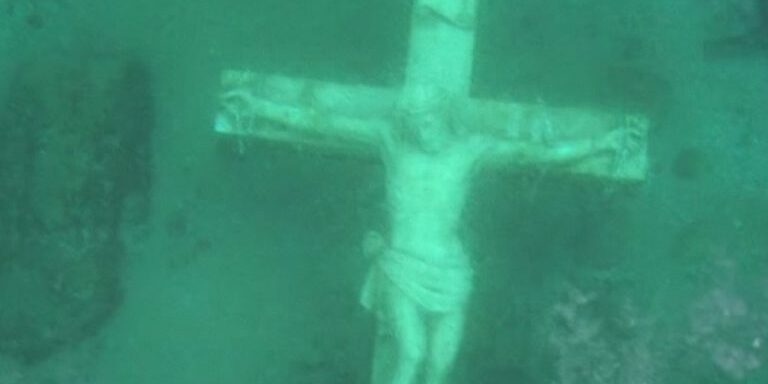 underwater-crucifix-lake-michigan-lg